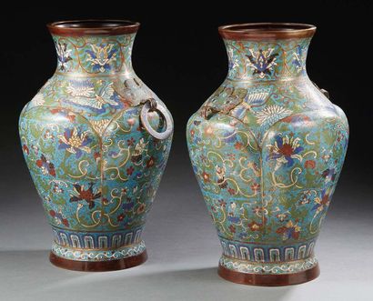 JAPON - Epoque MEIJI (1868-1912) Paire de vases balustres en bronze et émaux cloisonnés...