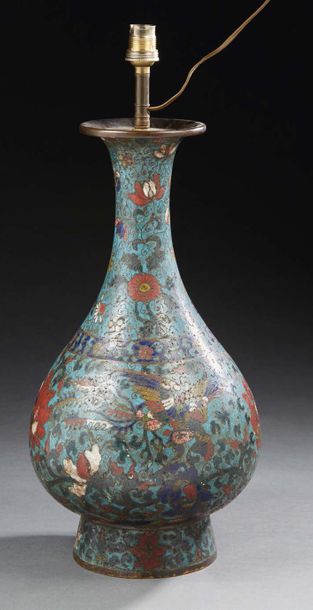 CHINE - XIXe siècle dans le style Ming Vase à panse basse en cuivre et émaux cloisonnés...
