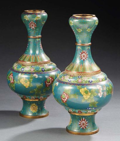 CHINE - XXe siècle Paire de vases de forme suantouping (gousse d'ail) en bronze doré...