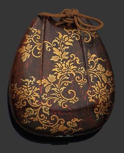 JAPON - Époque EDO (1603-1868) Inro in the form of a jichimu purse with hiramaki-e...