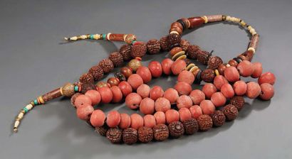 CHINE - XXe siècle Ensemble de colliers en perles de corail, bois et autre.