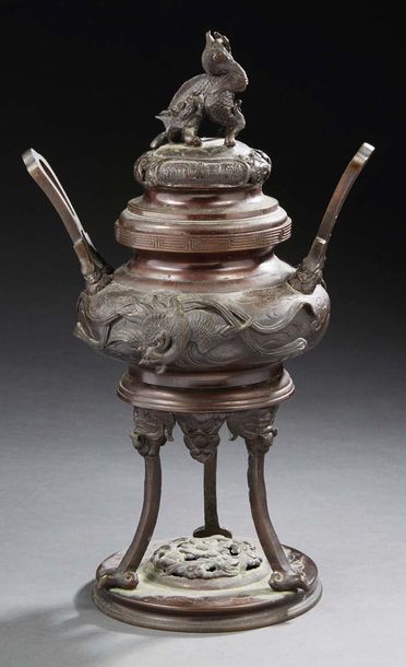 JAPON - Epoque MEIJI (1868-1912) Brûle-parfum tripode en bronze à patine brune à...