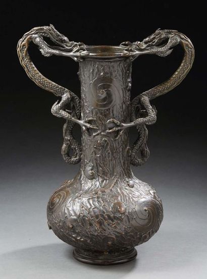JAPON - Début XXe siècle Grand vase à panse basse et col étroit à deux anses en forme...