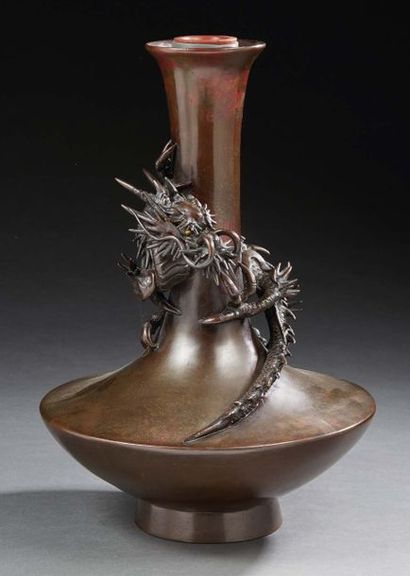 JAPON - Époque Showa (1926-1945) Vase à panse basse en bronze à patine brune à décor...