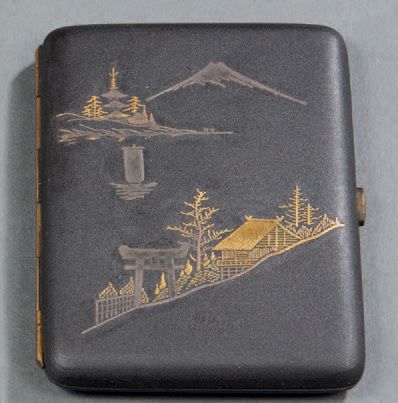 JAPON - Epoque MEIJI (1868-1912) Deux étuis à cartes en fer incrusté de cuivre doré,...