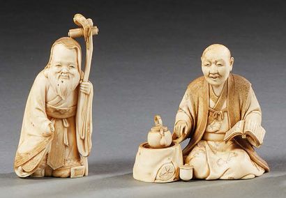 JAPON - XIXE SIÈCLE Deux petits okimono en ivoire, homme assis lisant près d'une...