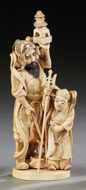 JAPON - Epoque MEIJI (1868-1912) Deux okimono en ivoire, paysan un panier sur le...