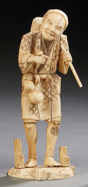 JAPON - Epoque MEIJI (1868-1912) Deux okimono en ivoire, paysan un panier sur le...