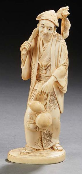 JAPON - Epoque MEIJI (1868-1912) Deux okimono en ivoire, musicien frappant un tambour...