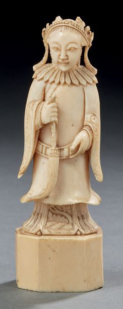 CHINE, Canton - XIXe siècle Statuette of a young woman in ivory, standing on an octagonal...