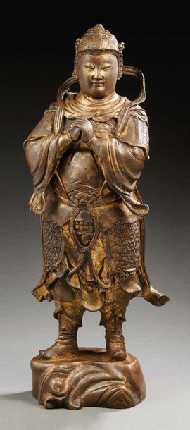 CHINE - XIXe siècle Bronze statue of a temple guardian with a partially gilded patina,...