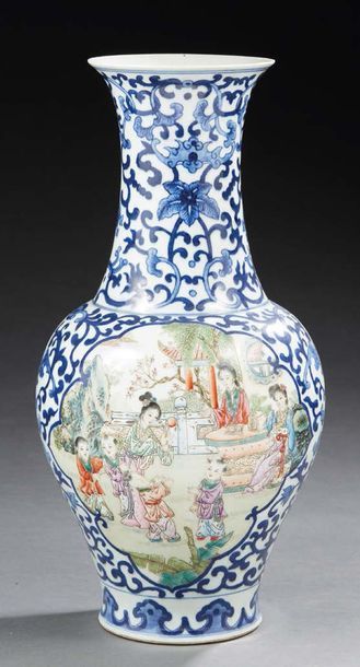 CHINE - Époque de la République - Minguo (1912-1949) Vase balustre à col évasé en...