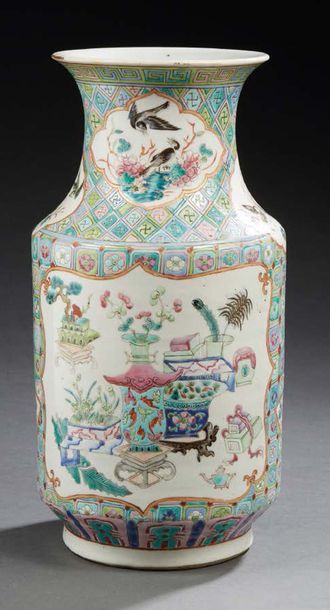 CHNE - XIXe siècle Vase de forme cylindrique à col évasé en porcelaine émaillée polychrome...