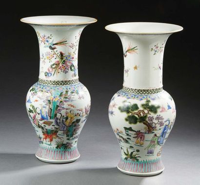 CHINE Paire de vases cornets en porcelaine émaillée polychrome de deux joueurs de...