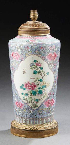 CHINE - XXe siècle Vase de forme cylindrique en porcelaine émaillée polychrome dans...
