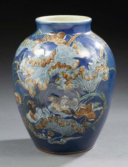 CHINE - XXe siècle Vase en porcelaine à fond bleu décoré en polychromie de canards,...