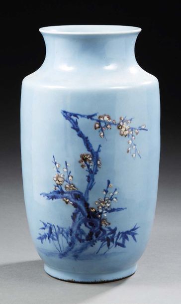 CHINE - XXe siècle Vase rouleau à large col évasé en porcelaine bleu clair à décor...