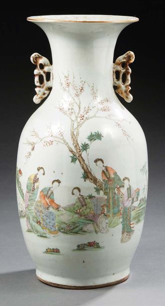 CHINE - Époque de la République - Minguo (1912-1949) Vase à col évasé en porcelaine...