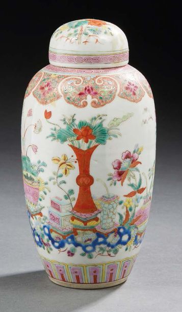 CHINE - Époque de la République - Minguo (1912-1949) Pot couvert en porcelaine émaillée...