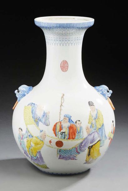 CHINE - XXe siècle Vase balustre en porcelaine à décor émaillé polychrome d'immortels...