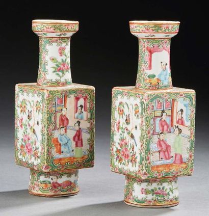 CHINE, Canton - XIXe siècle Paire de vases de forme carrée à col cylindrique et évasé...