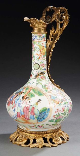 CHINE, Canton - XIXe siècle Vase bouteille transformé en aiguière en porcelaine décorée...
