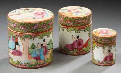 CHINE, Canton - Fin XIXe siècle Trois boites cylindriques gigognes en porcelaine...