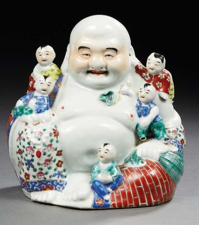 CHINE - Époque de la République - Minguo (1912-1949) Groupe en porcelaine émaillée...
