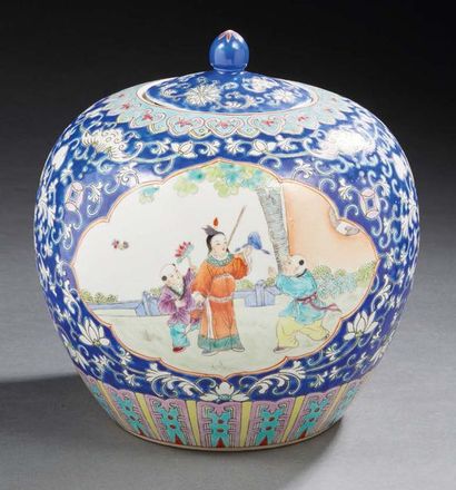 CHINE - XXe siècle Pot à gingembre en porcelaine émaillée polychrome à décor de réserves...