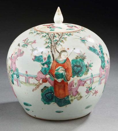 CHINE - XIXe siècle Pot à gingembre en porcelaine émaillée polychrome d'un immortel...