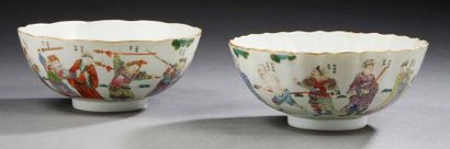 CHINE - Époque DAOGUANG (1821-1850) Deux bols en porcelaine à décor en émaux polychromes...