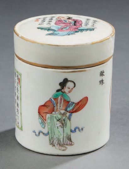 CHINE - Époque DAOGUANG (1821-1850) Deux bols en porcelaine à décor en émaux polychromes...