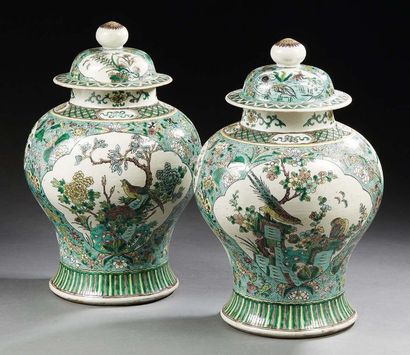 CHINE - Début XXe siècle Paire de potiches en porcelaine à décor en émaux polychromes...