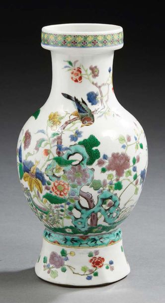 CHINE - Début XXe siècle Vase de forme balustre à col étroit en porcelaine émaillée...