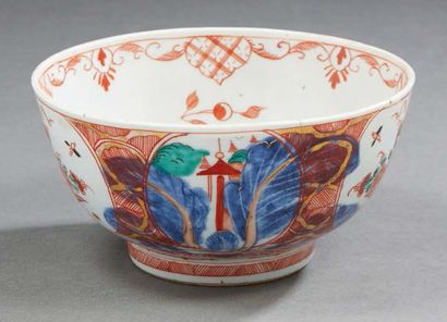 CHINE - époque Qianlong (1736-1795) Bol en porcelaine décorée en bleu sous couverte...