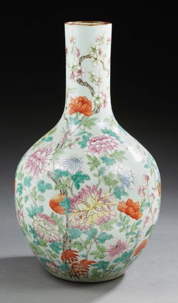 CHINE - XIXe siècle Vase de forme tianqiuping (sphère céleste) en porcelaine décoré...