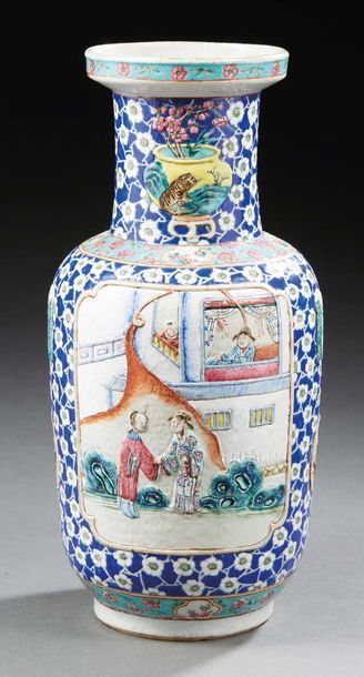 CHINE - XIXe siècle Vase rouleau en porcelaine émaillée polychrome à décor en relief...