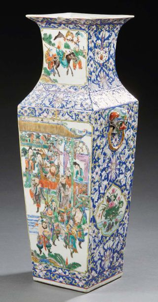 CHINE - Début XXe siècle Vase de forme carrée à col évasé en porcelaine émaillée...
