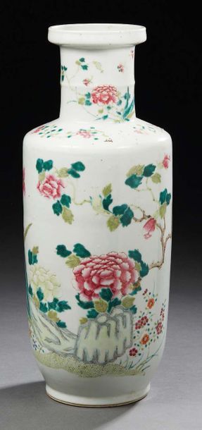 CHINE - XXe siècle Vase rouleau en porcelaine émaillée polychrome à décor de rocher...
