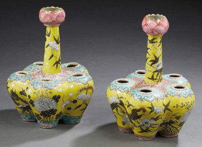 CHINE - Époque GUANGXU (1875 - 1908) Paire de tulipiers en porcelaine émaillée polychrome...
