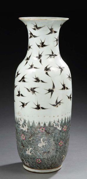 CHINE - Époque de la République - Minguo (1912-1949) Grand vase balustre à col évasé...