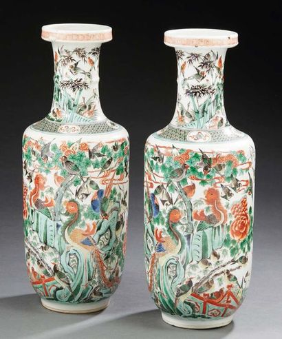 CHINE - XIXe siècle Paire de vases rouleaux en porcelaine émaillée polychrome dans...