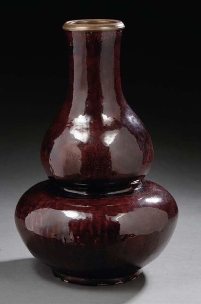 CHINE - XXe siècle Vase de forme double gourde en grès émaillé manganèse. Le bord...