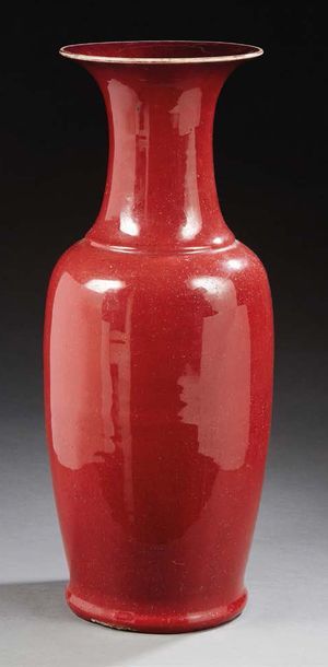 CHINE Vase en porcelaine sang de boeuf à col évasé Vers 1900.
H.: 57 cm