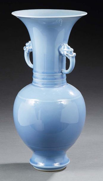 CHINE - XXe siècle Vase de forme balustre en porcelaine à deux anses figurant des...