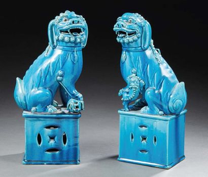 CHINE - Début XXe siècle Couple de chimères en porcelaine émaillée turquoise, le...