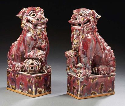 CHINE - XXe siècle Couple de chimères en grès émaillé rouge flammé, le mâle posant...