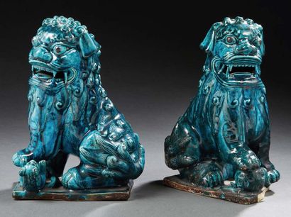 CHINE - XIXe siècle Couple de chimères en porcelaine émaillée bleu turquoise, assise...