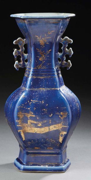 CHINE - XVIIIe siècle Vase balustre a col évasé en porcelaine émaillée bleu poudré...