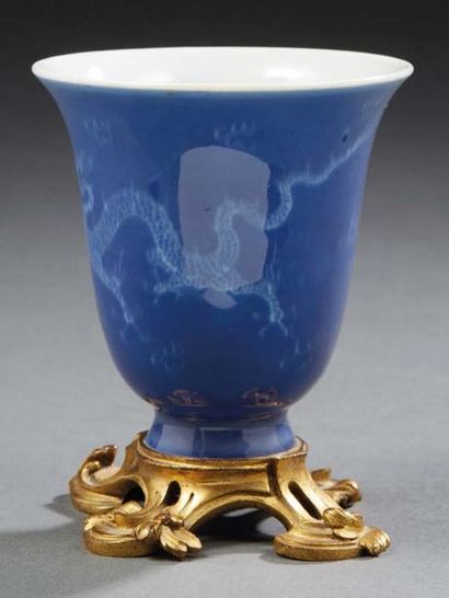 CHINE - Fin XIXe siècle Bol à bord évasé en porcelaine émaillée bleu foncé à décor...